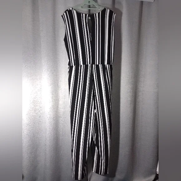 New Sleeveless Jumpsuit - Picture 5 of 5